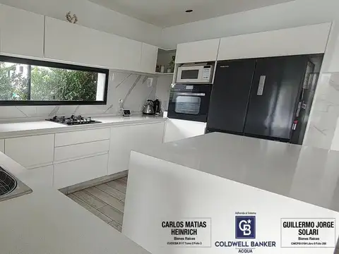 Casa en Venta con 4 cocheras