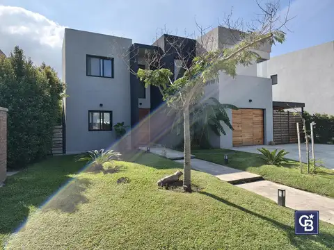Casa en Venta con 4 cocheras