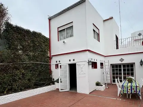 Casa 8 ambientes con 3 baños
