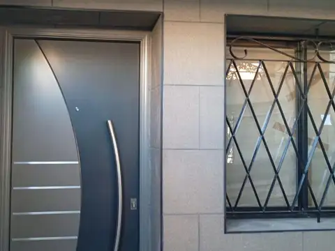 Depto Tipo Casa en Alquiler en Lomas del Mirador, $ 1.200.000