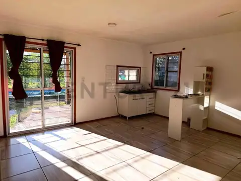 VENTA CASA MODERNA EN PQUE SAKURA (SIN EXPENSAS) GRAN LOTE Y PILETA
