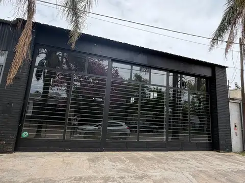 Local comercial 270 m², depósito, entrepiso. Funes