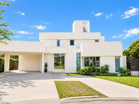 Casa en venta 6 ambientes con pileta en Weston Barrio cerrado
