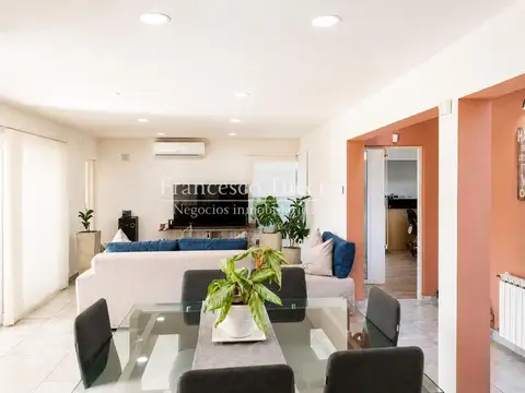 Casa 6 ambientes con 4 baños