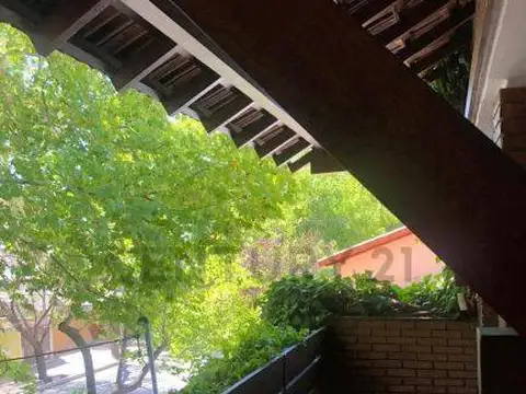 Casa 8 ambientes con 5 baños