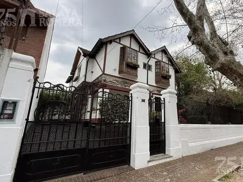 Venta Casa 5 ambientes con jardín parrilla y bodega en Olivos