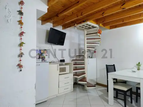 PH en venta zona Abasto, con entrepiso, hall de entrada y pequeña terraza. 4 ambientes.
