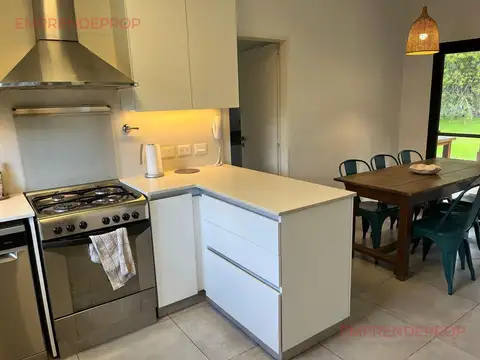Casa en Alquiler con 2 cocheras