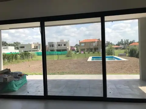 Casa 5 ambientes con 4 baños