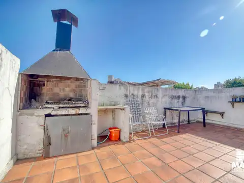 Florida casa Ph 4 ambientes, 2 dormitorios y escritorio con patio y terraza. 2 cuadras de avenida.