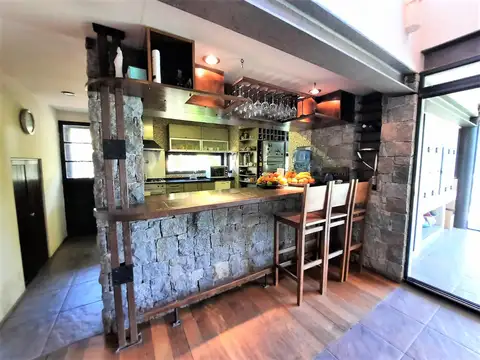 Casa 5 ambientes con 4 baños