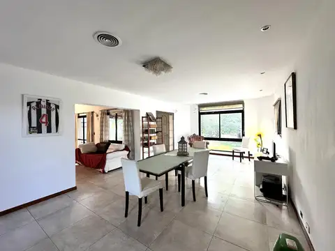 Casa en Alquiler con 2 cocheras