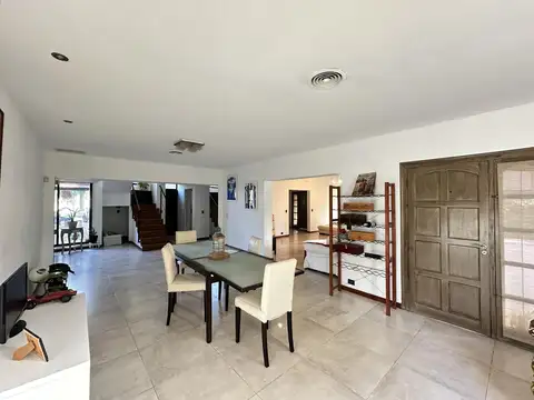 Casa 8 ambientes con 4 baños