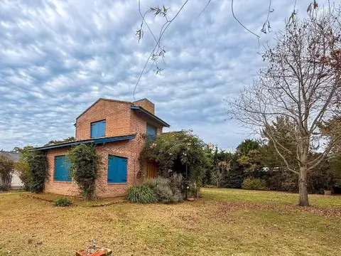 Espectacular Chalet de 4 Ambientes en Los Acantilados | Enorme Lote de 1.012 m² y Entorno Natural