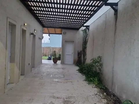 CASA EN VENTA – U$S 160.000   Casa en muy buen estado, ideal para disfrutar en familia.