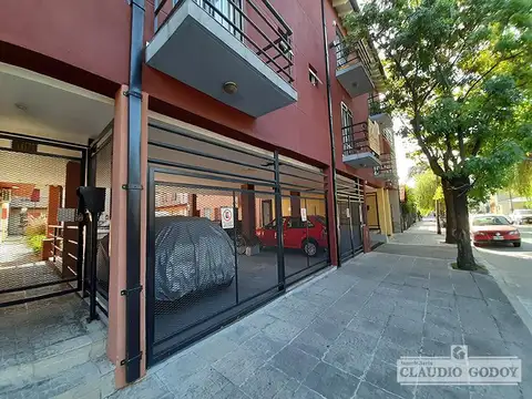 Departamento dos ambientes con cochera y balcón en venta - Morón
