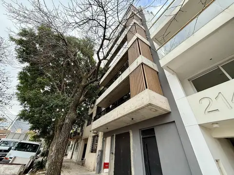 Luminoso depto. monoambiente amplio en venta al frente con gran balcón terraza en Villa Urquiza.