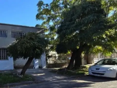 GALPON EN VENTA 300 m2 74 E/ 1 y 115