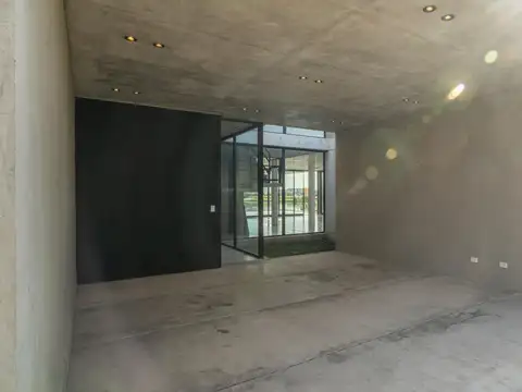 Casa en Alquiler con 4 cocheras