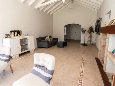 Casa 5 ambientes con 3 baños