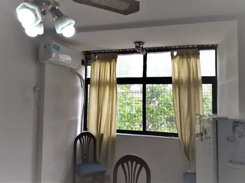 Depto centrico de dos dormitorios, cocina separada, balcon al frente. Scola Inmobiliaria - .