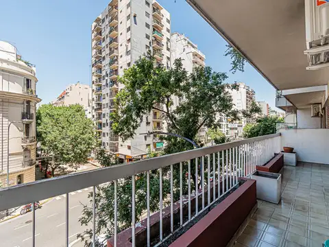 Venta Departamento 4 ambientes con dependencia y cochera en Flores
