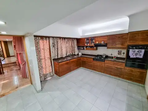 Casa en Venta con 3 cocheras