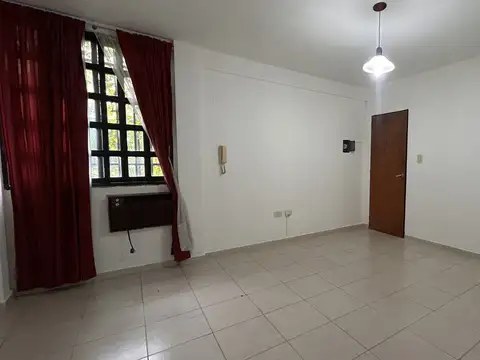 Oficina/consultorio en venta a metros de Bv. Oroño y la maternidad Martín