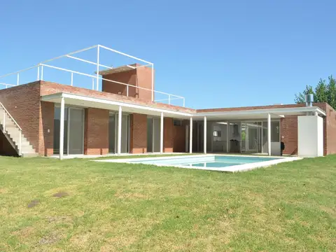 Venta de casa 4 ambientes. FINCAS DE ALVAREZ.