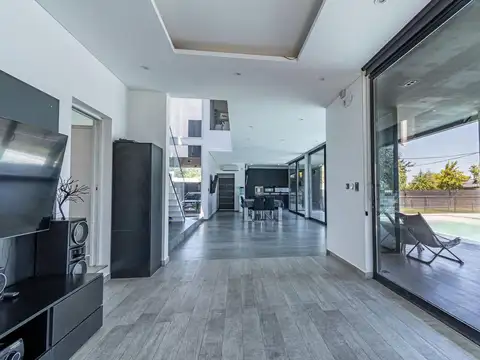 Casa en Venta con 2 cocheras