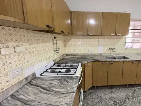 Casa 6 ambientes con 1 baño