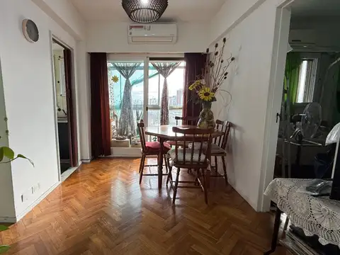 Departamento 2 Ambientes al Frente  con Amplio Balcon, luminoso  Muy Buen estado
