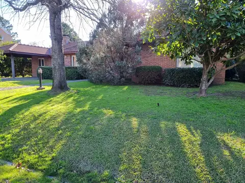 Casa en Alquiler con 2 cocheras