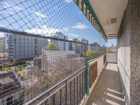 VENTA DEPTO 4 AMB COLEGIALES CON BALCÓN Y COCHERA