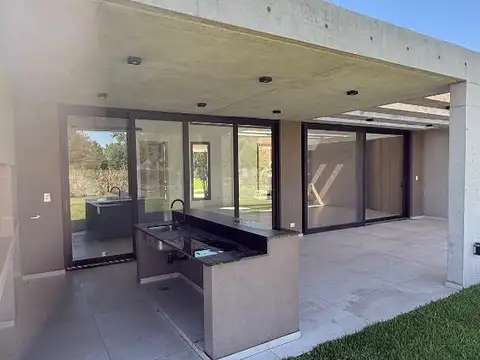 Casa en Venta con 4 cocheras