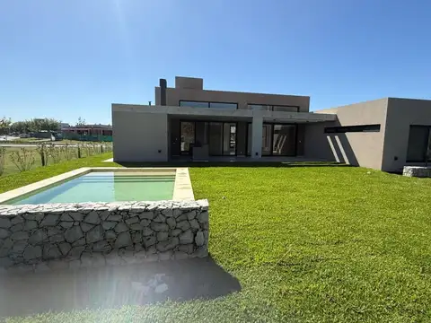 CASA EN VENTA TERRAVISTA 3 DORMS ESCRITORIO FINANCIA ESTRENA