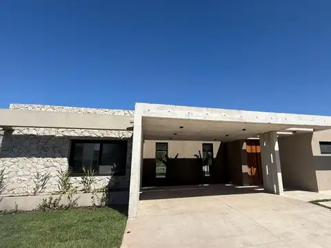 Casa 4 ambientes con 4 baños