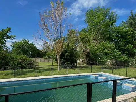 Casa quinta, con lote de gran dimensión.