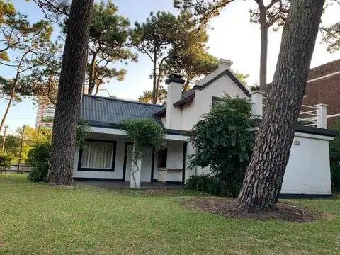 Avenida Italia y Florencio Sánchez, Playa Brava, Punta del Este