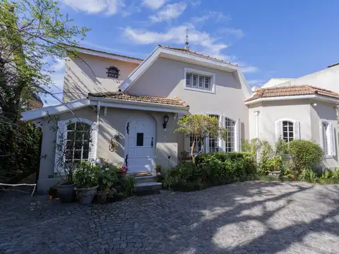 Casa 9 ambientes con 3 baños