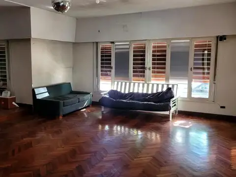 Casa en Alquiler con 2 cocheras