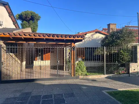 CHALET 4 AMBIENTES DESARROLLADO EN PLANTA BAJA- CARAPACHAY