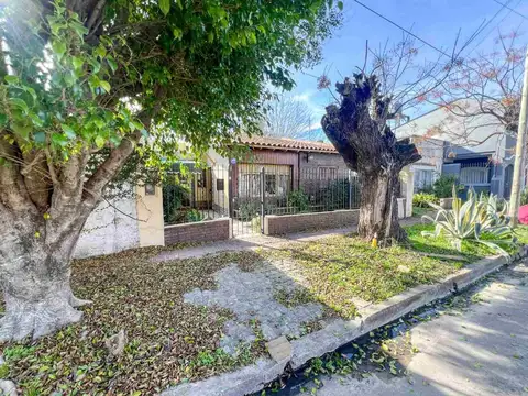 CASA  3 AMBIENTES JARDIN COCHERA TURDERA