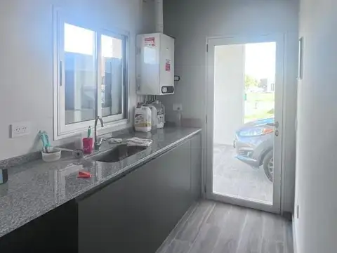 Casa en Venta con 4 cocheras