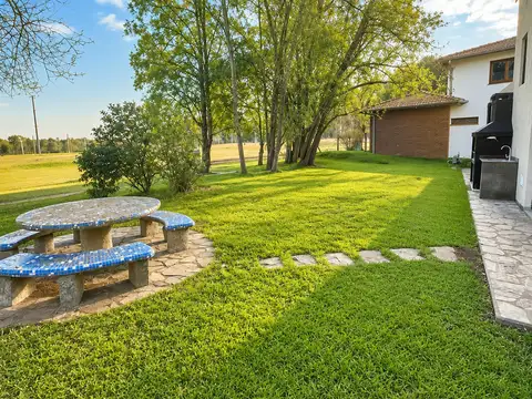 CASA PREMIUN, IMPECABLE  Y RECICLADA CON ETALLES DE CATEGORIA Y VISTA AL GOLF