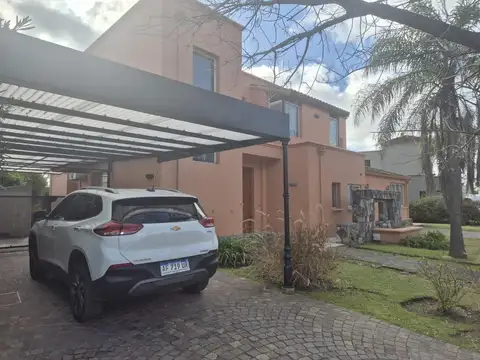 Casa Estilo Sante Fe en Venta en Santa Barbara