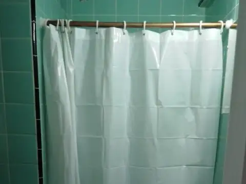 IM PECABLE DEPARTAMENTO TRES AMBIENTES CON PEQUEÑA VISTA AL MAR. ZONA 1