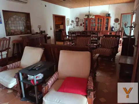 Casa 8 ambientes con 4 baños
