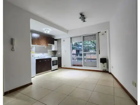 MONOAMBIENTE AL FRENTE CON COCHERA
