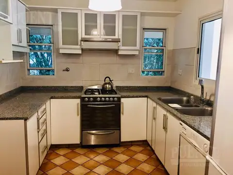 Casa 6 ambientes con 2 baños